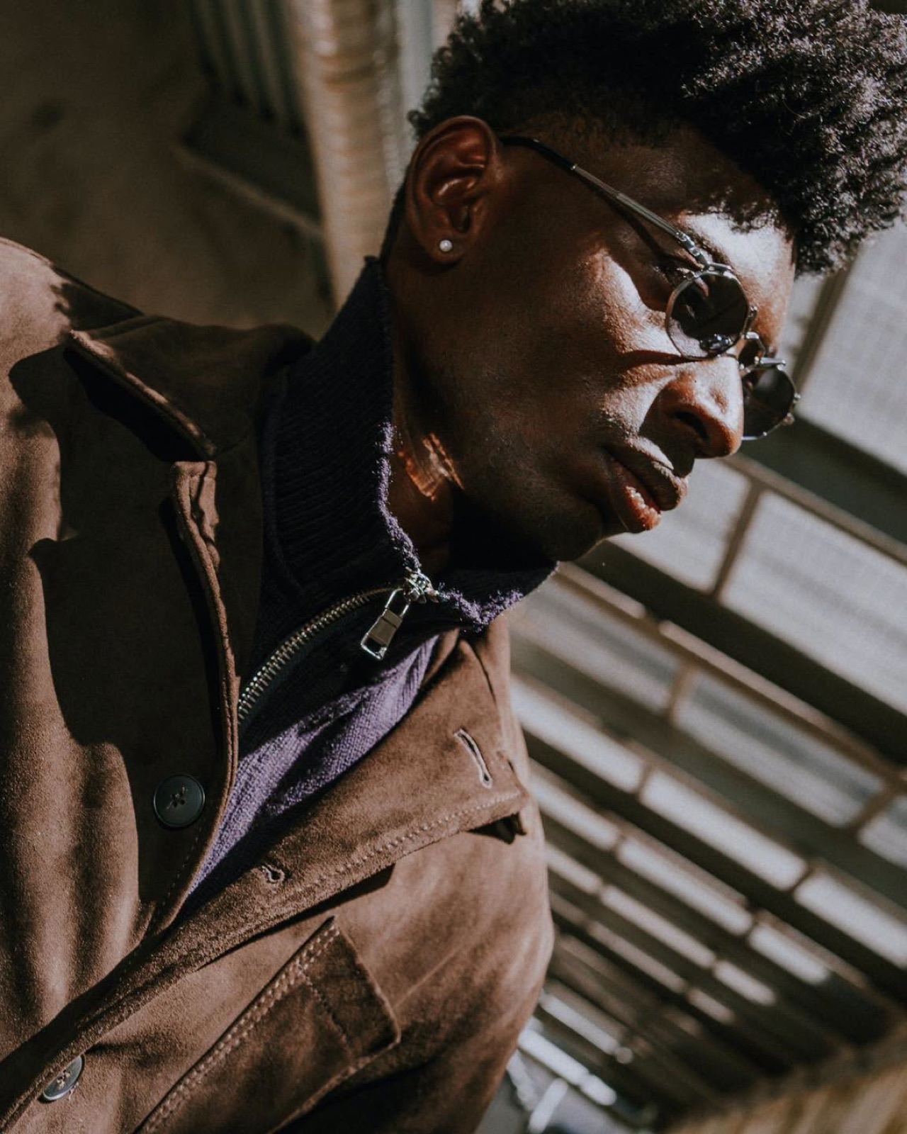 The Jack Leathers, Wildlederjacke mit blauem Strick, Close-up