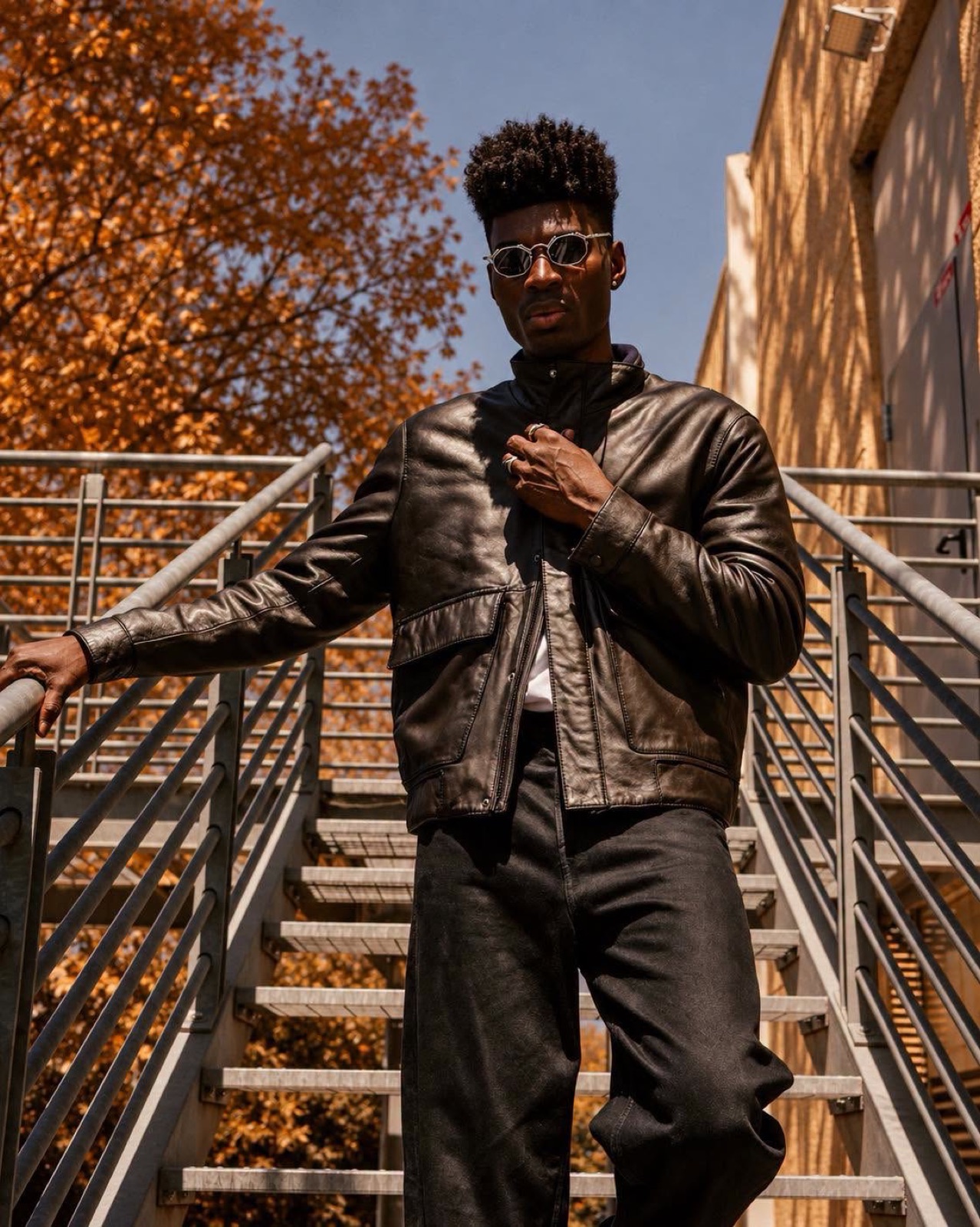 The Jack Leathers, Lederjacke auf der Treppe im Herbst