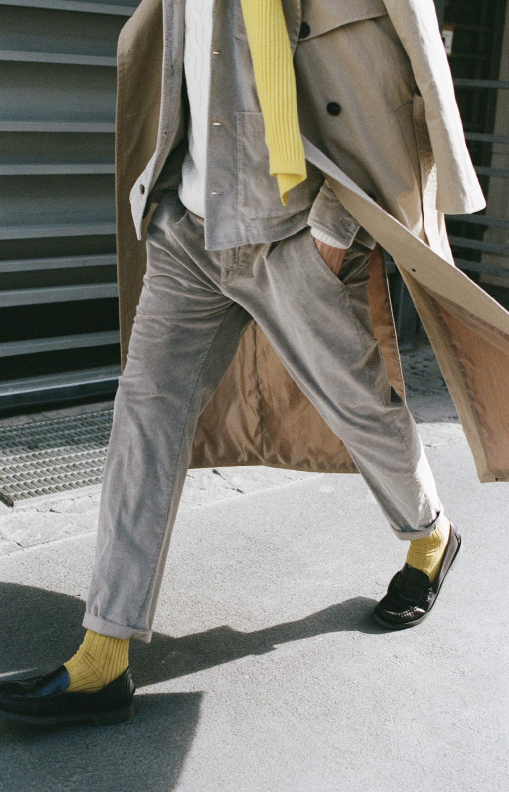 Myths Herren-Hose im Street-Look mit gelben Socken
