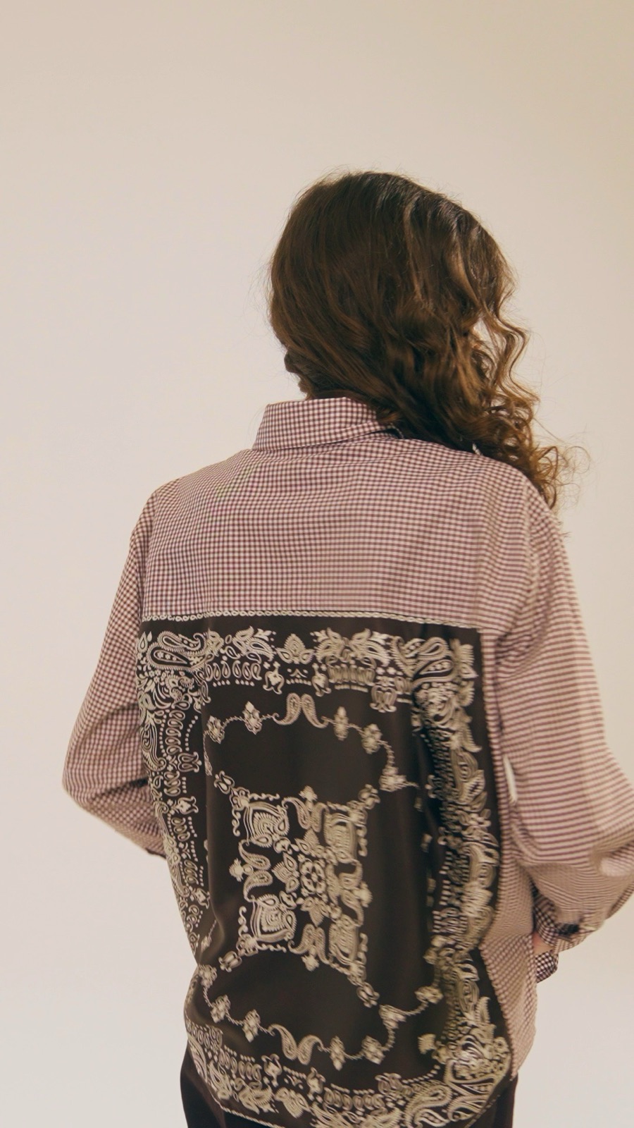 Robert Friedman Damen-Bluse mit Tuchprint am Rücken, Herbst/Winter 26